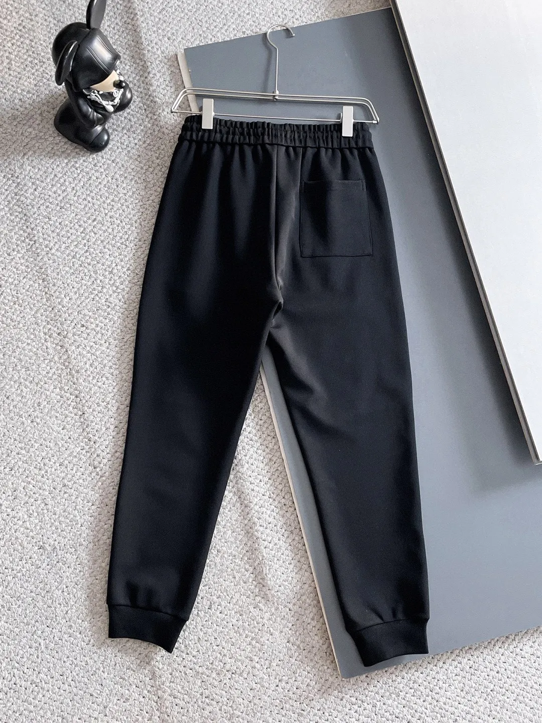🅿️720 LV hot-selling suit is coming. Focus on the original version of the official website. 2025 new hot-selling cardigan suit. The original order is the best. 🇭🇰The meticulous work of top designers. It has a fitting and perfect upper body effect. All-natural high-quality Tencel Roman cotton 100%, close-fitting comfort, noble and elegant! Original hardware embodies elegance and nobility! Counter size: M-3XL (maximum wear up to 190 pounds)